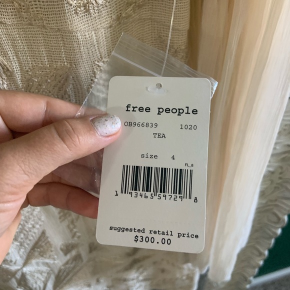 NWT FREE PEOPLE size 4 knee length, tea dress with sheer, flare sleeves🤩 - Picture 4 of 9
